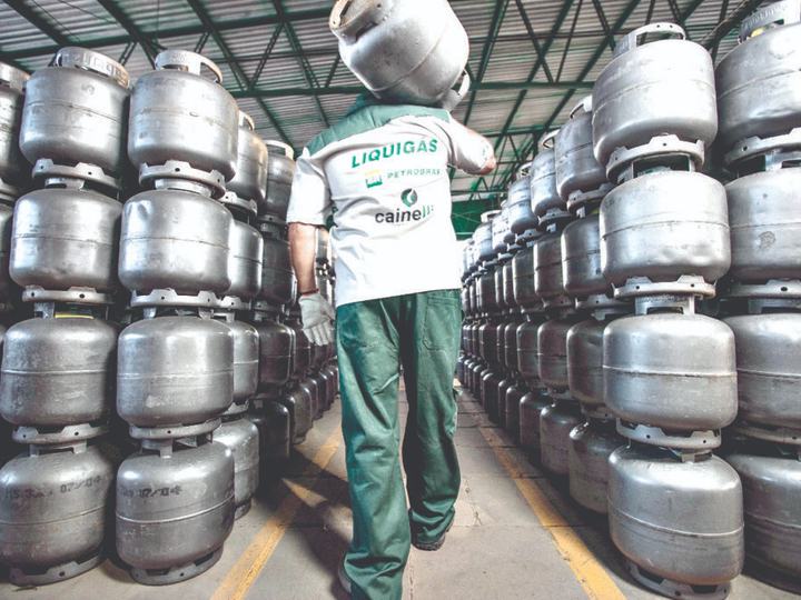 Vasilhames P13 empilhados em galpão de armazenamento